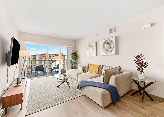 Marina View 2Br Apt, Steps To Beach W Gym, Pool & Parking