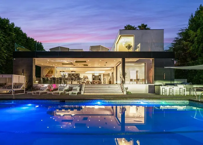Ultra-Modern Mansion In The Heart Of Beverly Hills