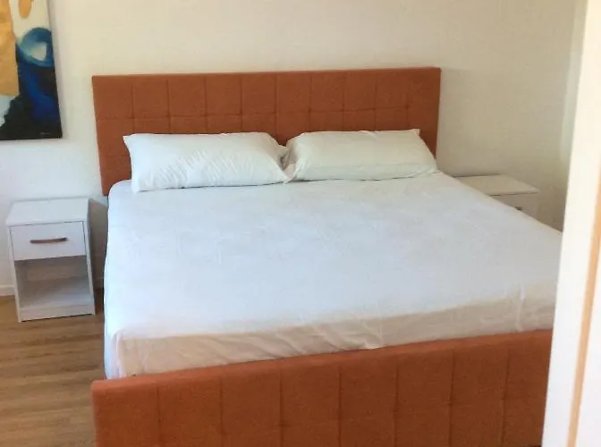 5 Bedroom And 3 Bathroom Large Home To Share Private Room/Bath
