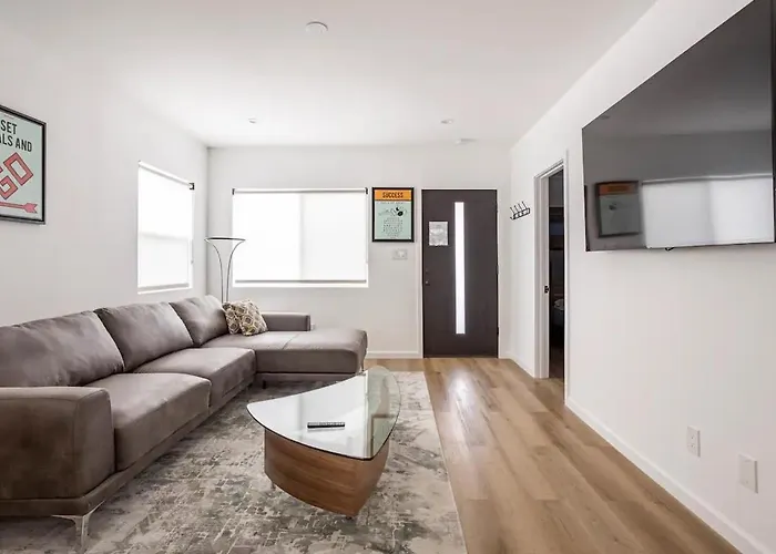 Monopoly House - Spacious 2Bd 8 Min From Airport