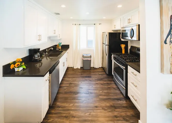 Nice And Close To Downtown 1 Bedroom Sleeps 4
