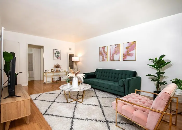 Elegance And Comfort In Prime La Location