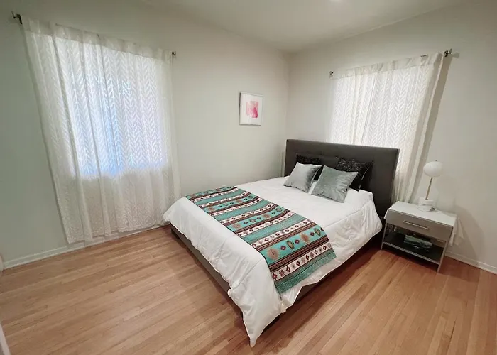 Private Room With En-Suite Bathroom And Private Entrance In A House