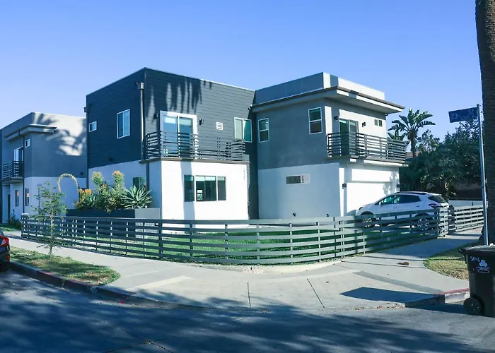 4Br/4Br Modern House At Mid-City