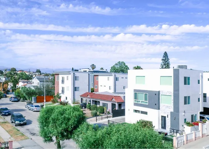 Lucky Charm 4 Bedroom Mid-City Apartment
