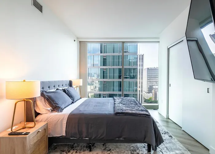2Br Luxury Highrise Hollywood
