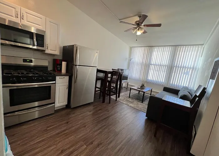 Cozy Andcomfortable Hollywood Apartment