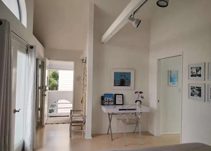 Venice Canals & Beach Guest House