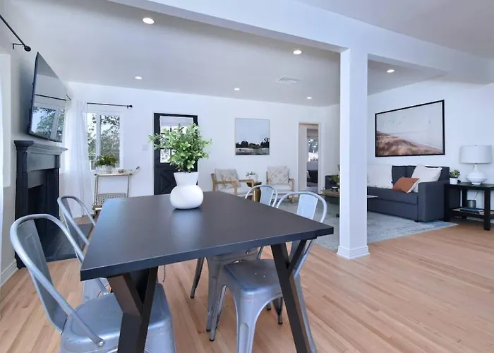 Beautiful 4 Bed Home + Jacuzzi