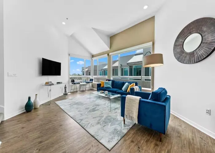 Blue Water Views Penthouse In Marina Del Rey