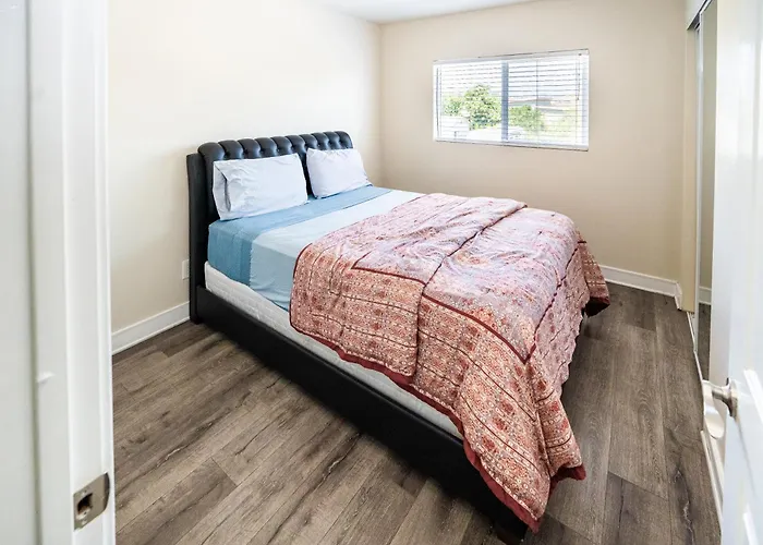 Large 2 Levles 5 Bedroom With 3 Bathroom And 2 Parking