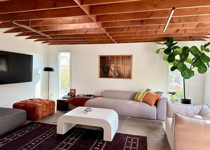 Spacious Resort Getaway @ Echo Park Ranch - Luxury Indoor/ Outdoor Home Steps From Sunset Blvd, Echo Park Lake, Dodgers Stadium