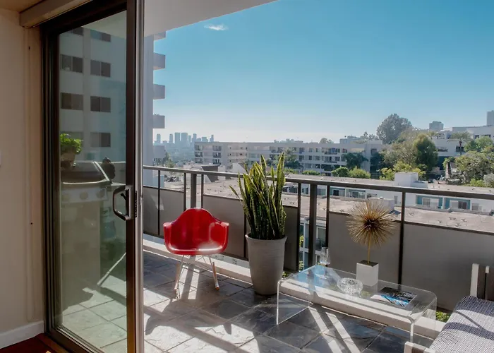 The Sunset Blvd Luxury High-Rise, 180 City Views
