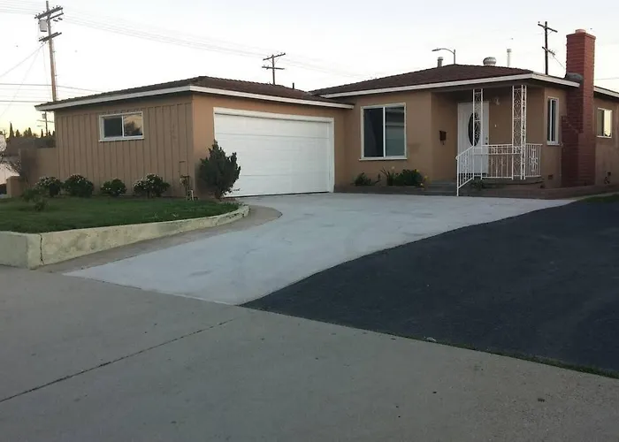 Family Getaway 3 Bedroom 2 Bath Home In Lomita, Ca.