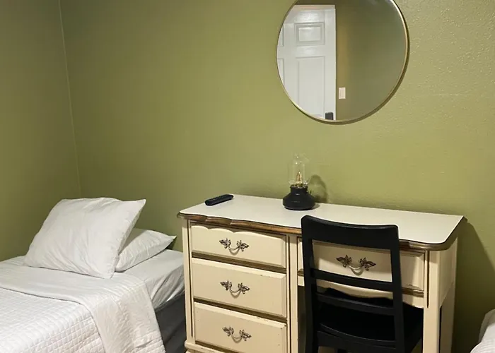 Private Room In Los Angeles With Wifi And Ac And Private Fridge!!!