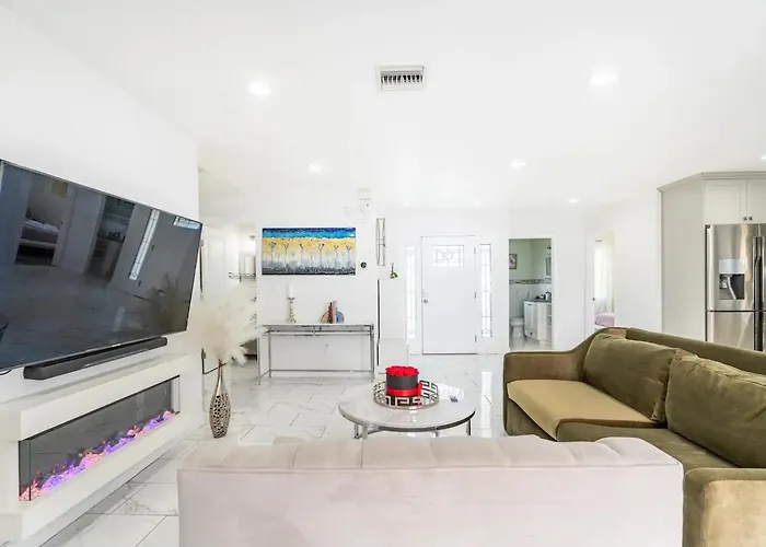 New Luxury Entertaining House With Pool Spa Sauna Tesla Charger Pets