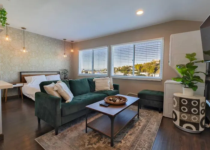 Hollywood Glamour: Studio Gem With Cityscape Vibes