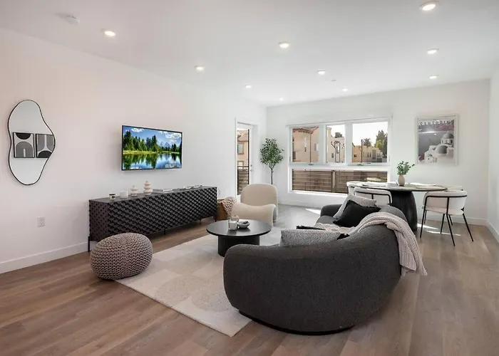 Deluxe Modern 2-Bedroom Condo W/ Roof Deck!