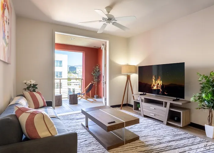 Charming Luxury Apartment With Hollywood Sign View