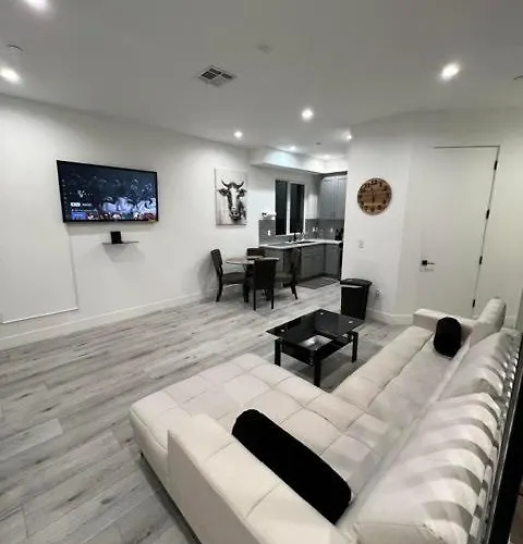2Br Hollywood Townhouse