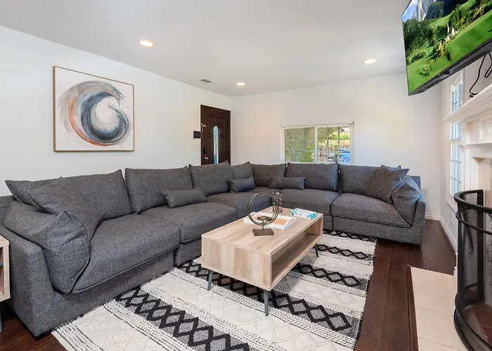 Luxe Spacious Home In Tarzana