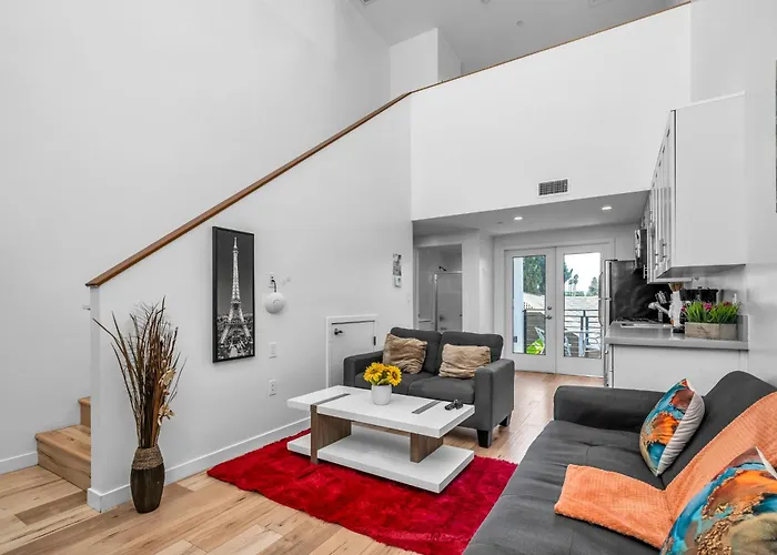 Modern 1-Bedroom Loft In Hollywood With Parking, Wifi & Hollywood Sign View