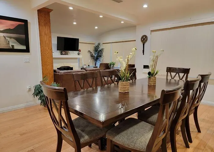 Luxury And Spacious 5 Bedroom Private House By Melrose Wifi Tv Backyard Free Parking Close To The Grove Hollywood Walk Of Fame