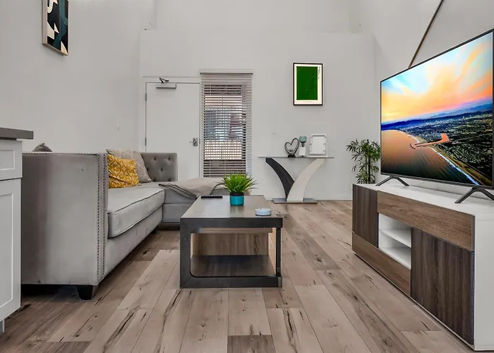 One-Bedroom Loft Retreat With Modern Kitchen & Central Ac In The Heart Of Hollywood