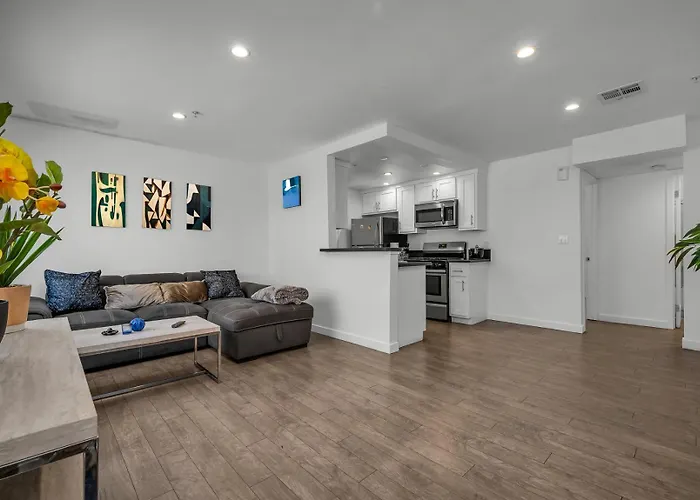 Stylish One-Bedroom Retreat With Central Ac & Free Parking In The Heart Of Hollywood
