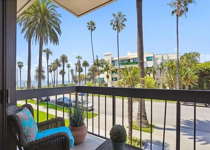 Three Bedroom Apartment With Dramatic Sunsets And Ocean Views