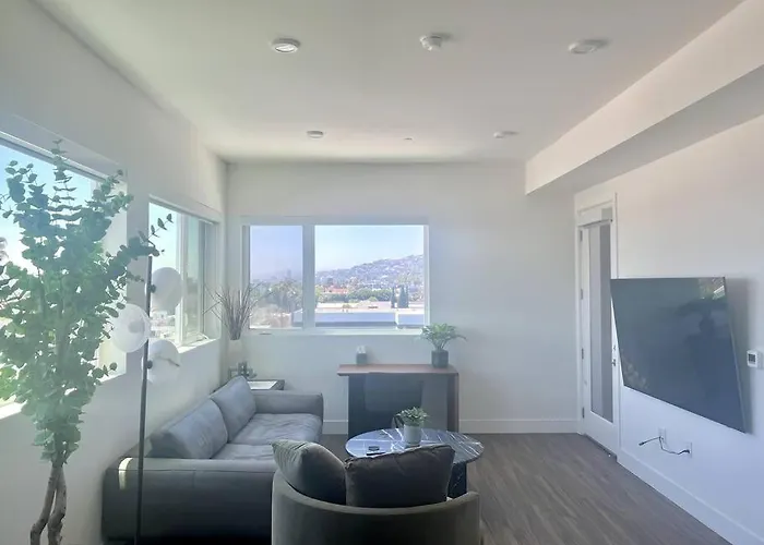Luxe Corner One Bedroom, Prime Hollywood With Parking