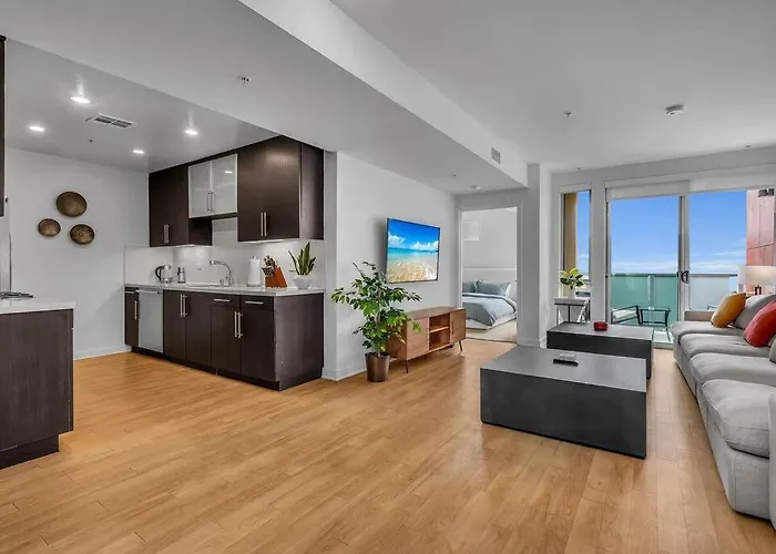 Modern & Chic In Heart Of Downtown Santa Monica