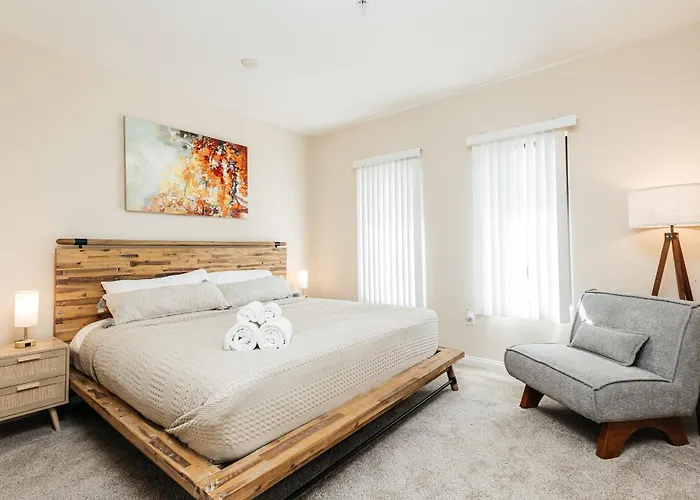 Luxury One Bedroom Minutes From The Grove