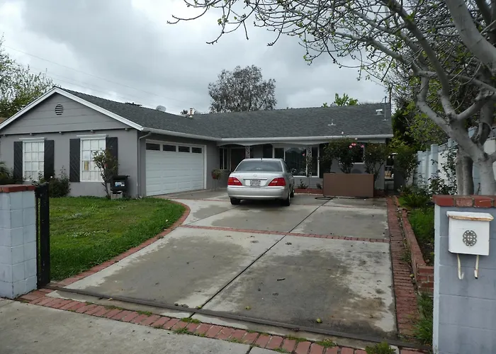 Nice Northridge 4-2-2 Pool Home Near Csun And Pierce College