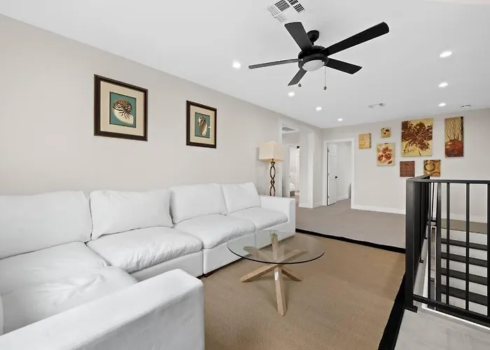 Spacious 6Br Retreat In The Heart Of La
