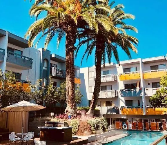 Charming Hollywood Studio With Pool, Balcony, & View