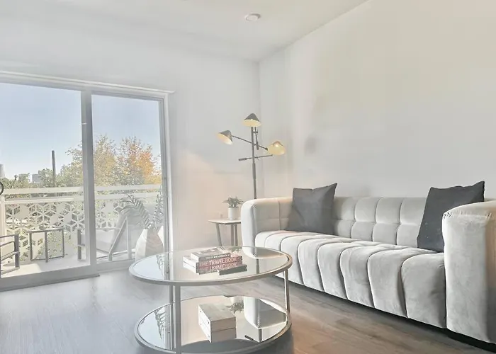 Silver Lake Stylish Penthouse One Bdrm With Parking Included