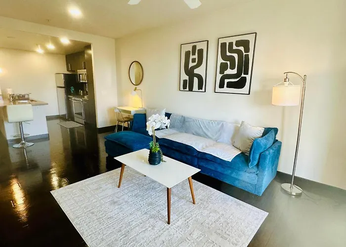 1Br Hollywood Luxury, Pool Views, Gym I Free Parking!
