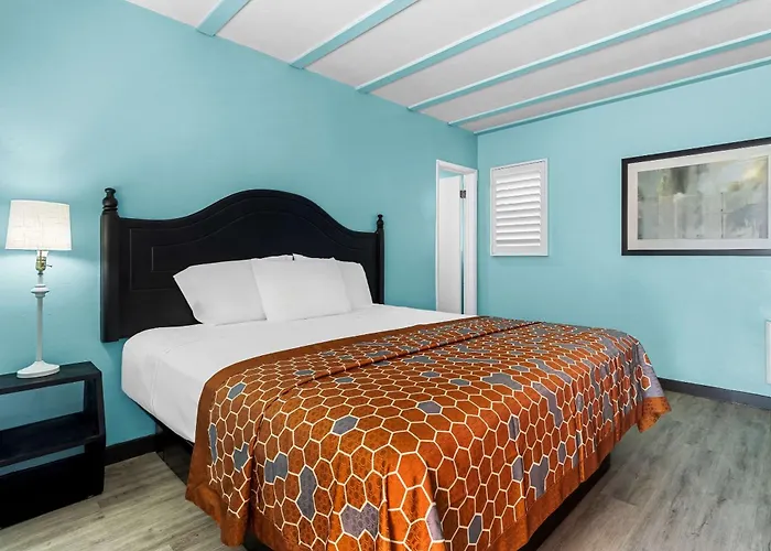 Rodeway Inn & Suites North Hollywood Burbank Airport - Universal Area