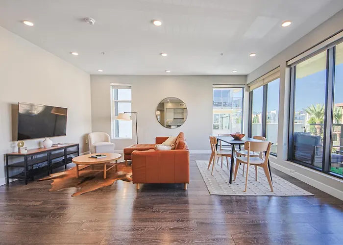 Hollywood Escape! Elegant 2Br 2Ba Rental