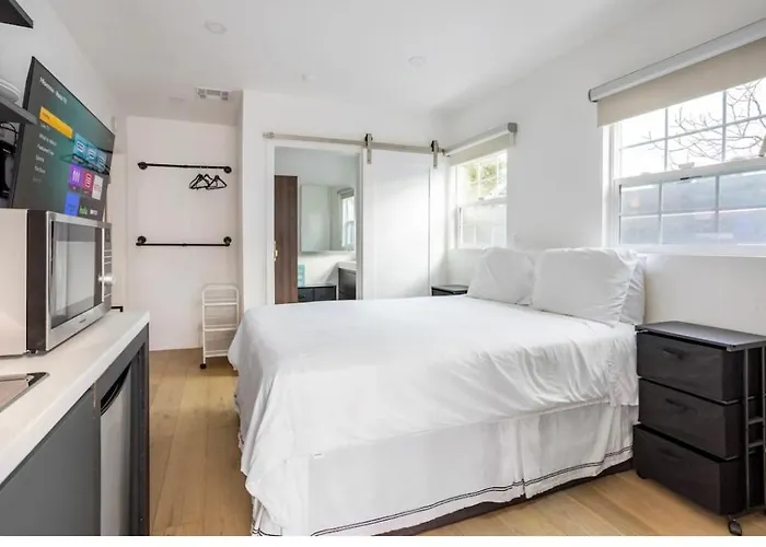 Charming One Bed One Bath Privet Studio