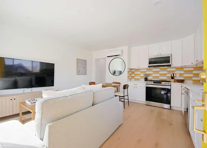 Stylish 2Br Retreat Steps From Sunset Blvd