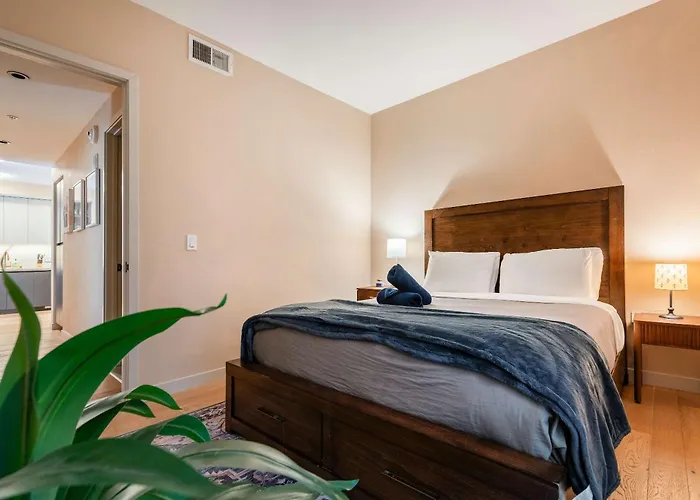 2Br Hollywood Walk Luxury Apartment