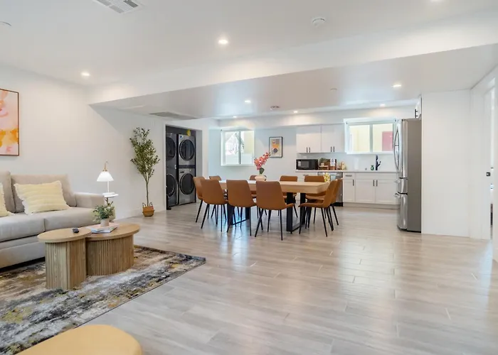 Cozy Urban Retreat Near Downtown La & Usc - Private Room With Shared Living Room And Kitchen