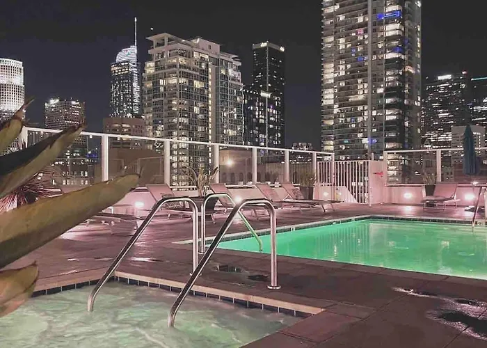 Modern Loft-Rooftop Pool, Spa, Gym & Free Parking