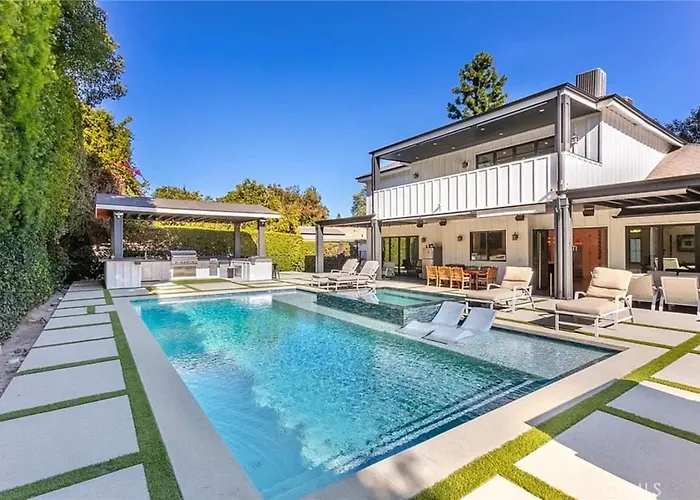 Contemporary Elegance Sleeps 16 Pool Hot Tub