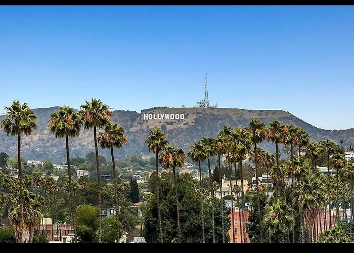 2-Bedroom Hollywood Apartment With Rooftop Pool And Stunning Views