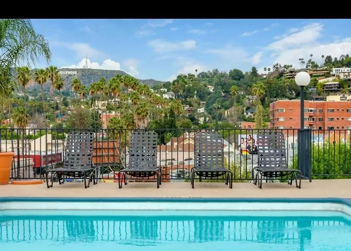 Stylish 2-Bedroom Apartment With Rooftop Pool And Hollywood Views