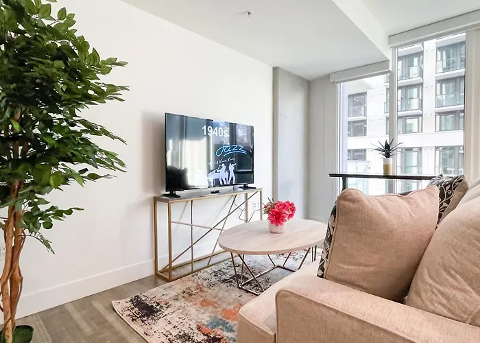 Suite Downtown Pool And Gym Access