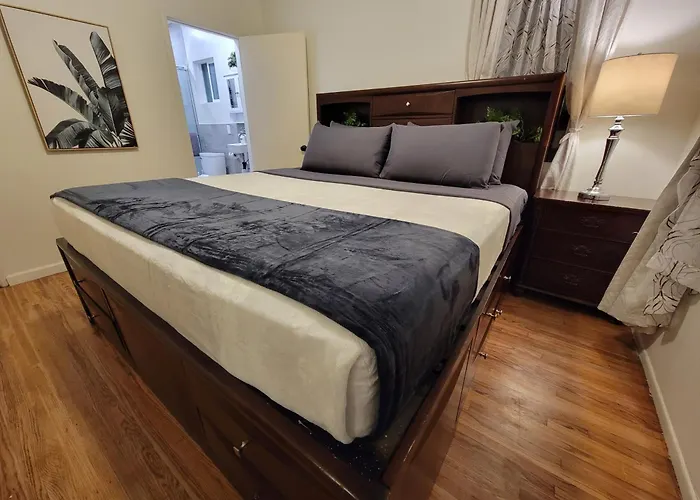 Perfectly Located Pico Robertson Ground Floor 3 Bedroom Apartment Walk To Restaurants Wifi Tv Game Console Parking 5 Minutes To Rodeo Drive